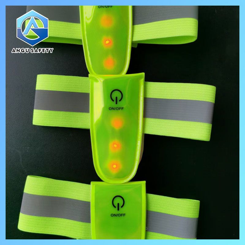 Laat de LED-reflecterende clip van de rugzaklamp uw veiligheidslijn op de nachtelijke weg verlichten!